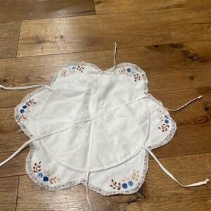 Embroidered vintage bun warmer
